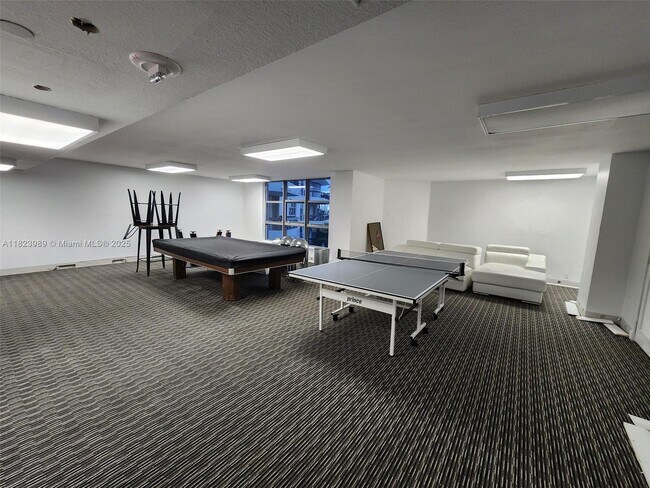 Building Photo - 3500 Mystic Pointe Dr