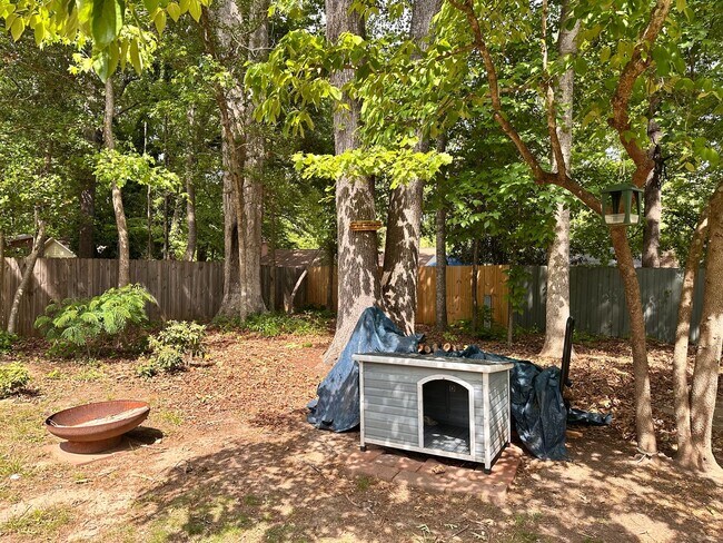 Building Photo - Charming 3 bed 2 bath ranch with fenced yard  available 6/5/2026!