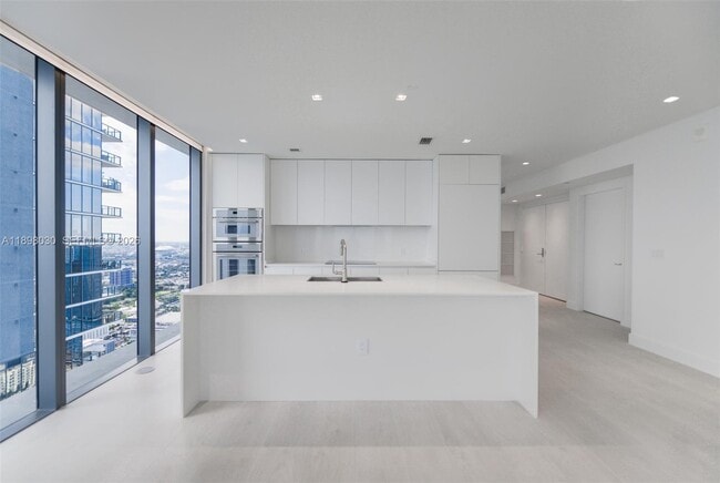 Building Photo - 700 NE 24th St