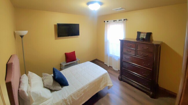 Building Photo - 605 SW 149th Pl