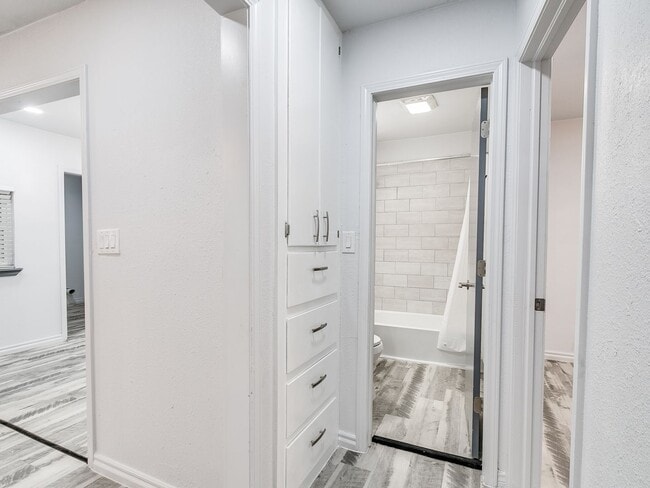 Building Photo - Freshly Renovated | 3 Bed | 2 Bath | Large...