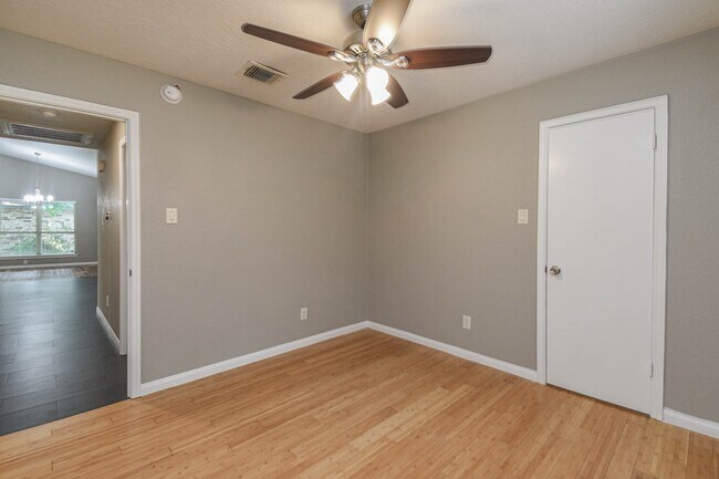 Building Photo - 8806 Lakeside Forest Dr