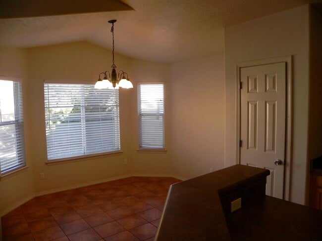 Building Photo - Great Single Story Home In Highly Desirabl...