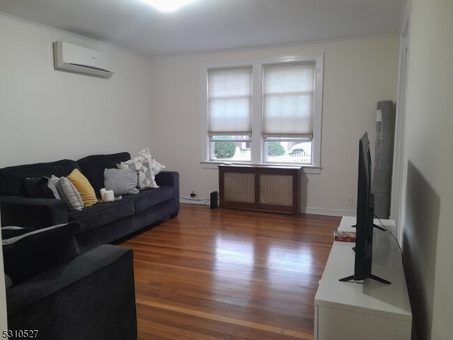 Building Photo - 48 Hobart Pl