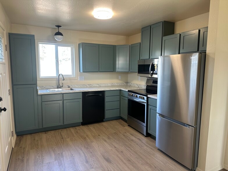 Building Photo - 117 C St