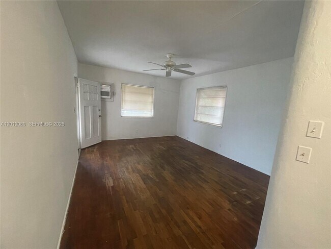 Building Photo - 1644 Plunkett St