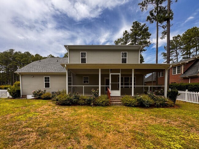 Building Photo - Gorgeous 4 Bed 3.5 Bath Executive Home with Community Amenities