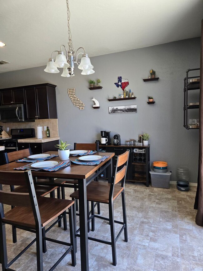 Building Photo - 4 BR 2 BA Availble Nov 18th