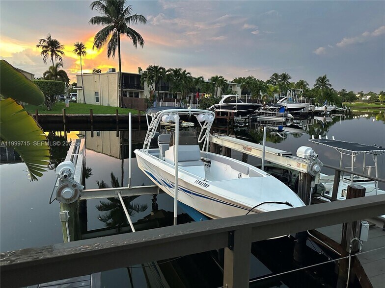 Building Photo - 925 NE 26th Ave