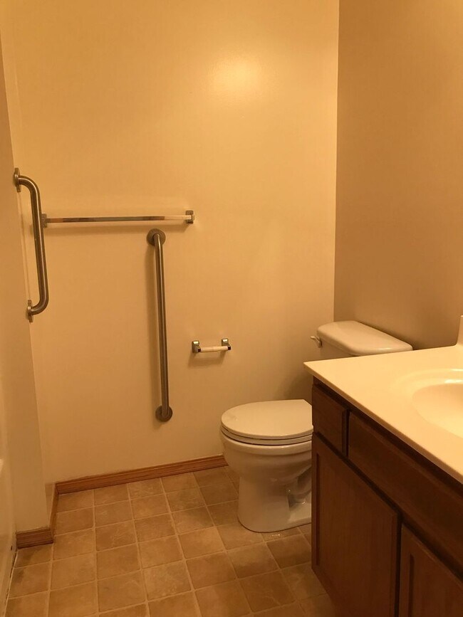 Building Photo - Executive Rental 2 Bedroom 2 Bath 2 Car Garage Duplex