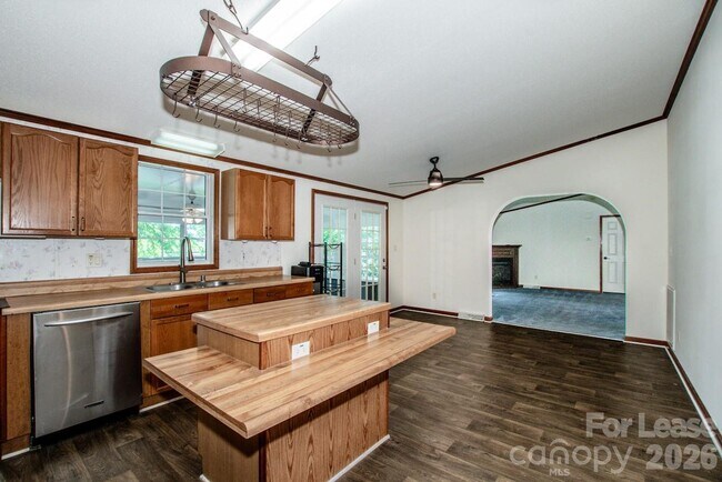 Building Photo - 447 Kemp Rd