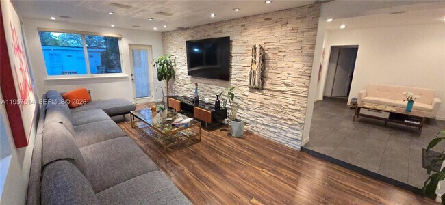 Building Photo - 875 NE 130th St