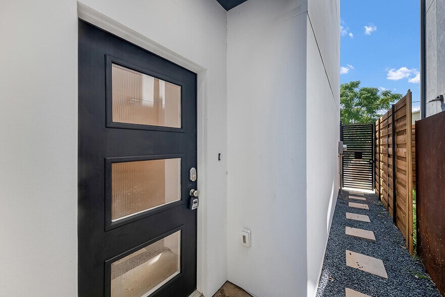Building Photo - Modern Munger Place townhome with city sky...