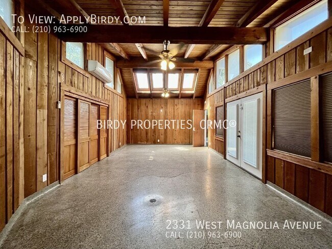 Building Photo - **3 Bed, 2 Bath Home with Detached Garage/...