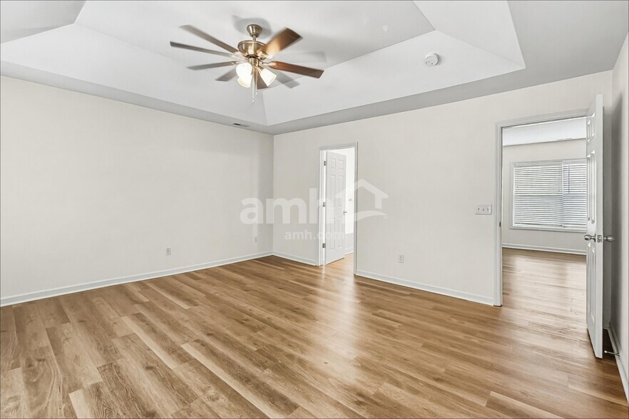Building Photo - 611 Blue Lake Dr