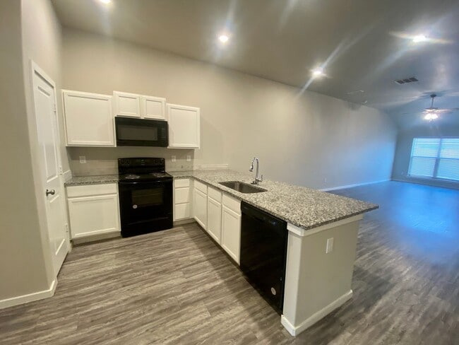 Building Photo - Introducing Your Dream Home: Spacious and Stunning 3 Bed, 2 Bath Haven Ready for You!