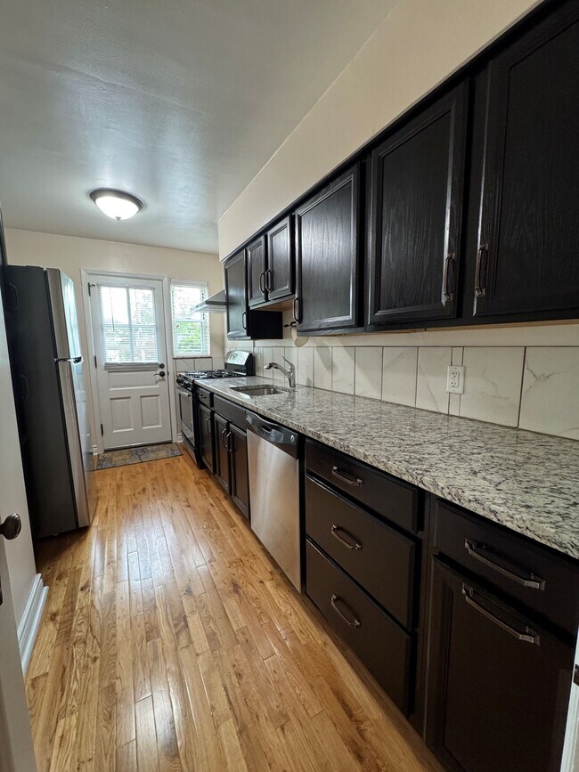 Building Photo - Sasso Banados Properties 802 Kenwick