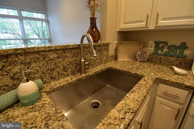 Building Photo - 5053 Kilburn St