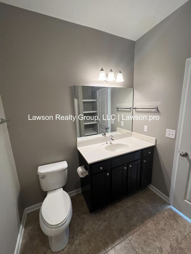 Building Photo - Luxurious Colonial Green Townhome