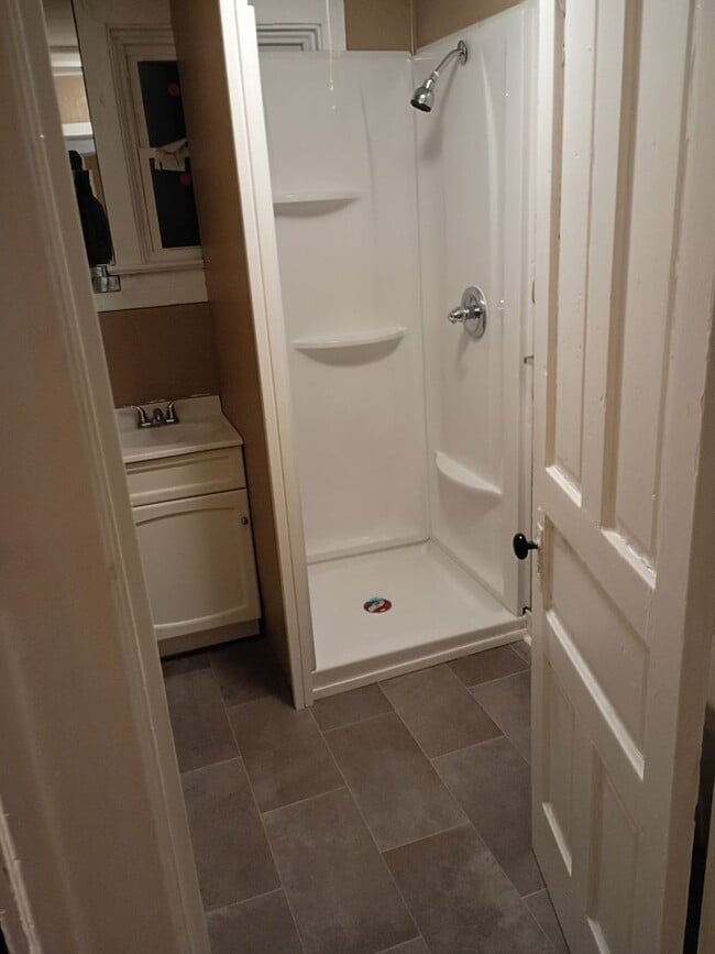 Building Photo - Completely Remodeled 4 bedroom