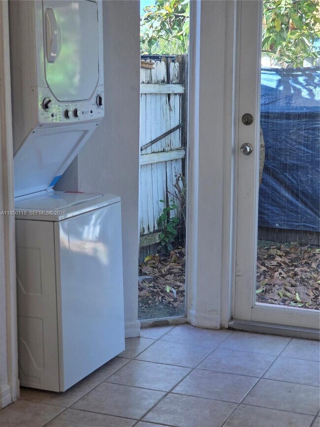 Building Photo - 124 NE 13th Ave