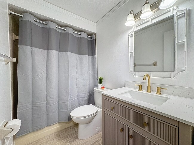 Building Photo - 2577 S Park Ave