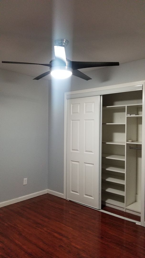 Building Photo - AVAILABLE NOW!  Want a GREAT Location?  Want an Average LGE Bill of $30/mo??  This Beautiful 1 Be...