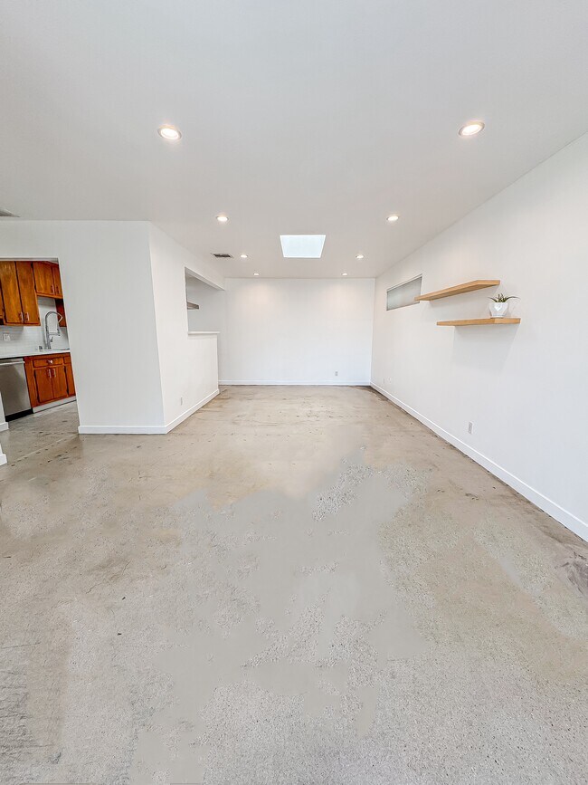 Building Photo - 3809 Floral Dr