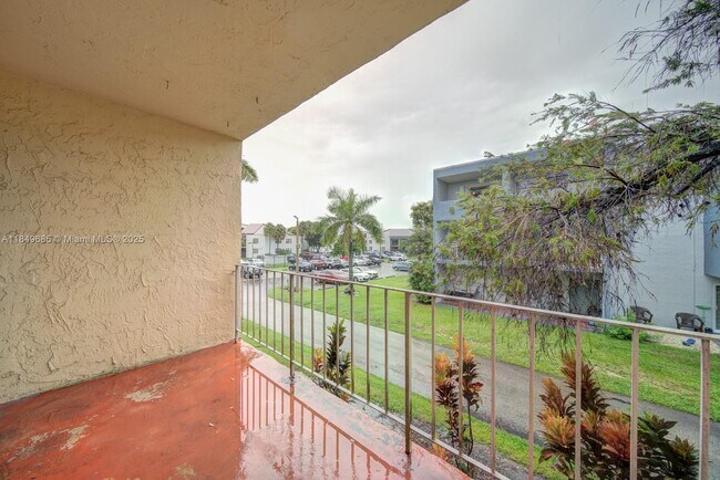 Building Photo - 9371 Fontainebleau Blvd