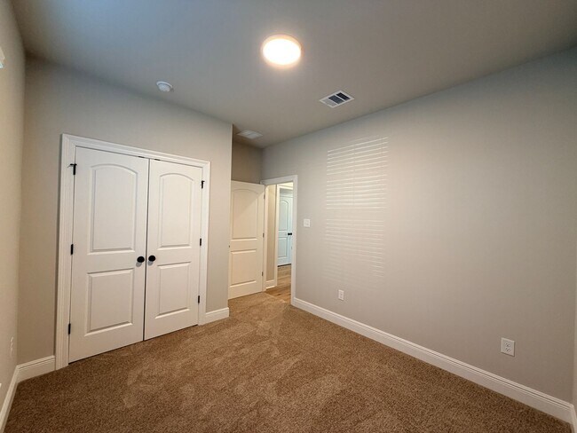 Building Photo - 816 Venecia Dr