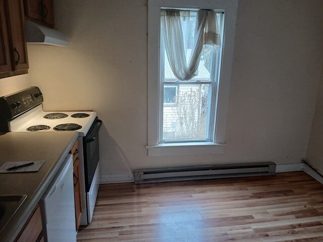 Building Photo - 194 Welch St