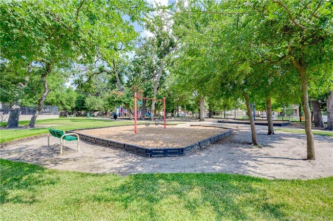 Building Photo - 5516 Nelson Oaks Dr