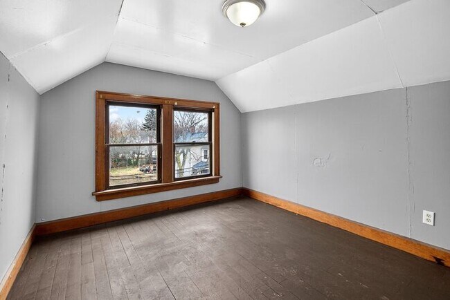 Building Photo - 389 E 160th St