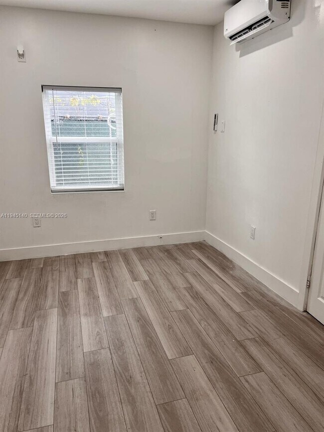 Building Photo - 852 SW 13th Ave