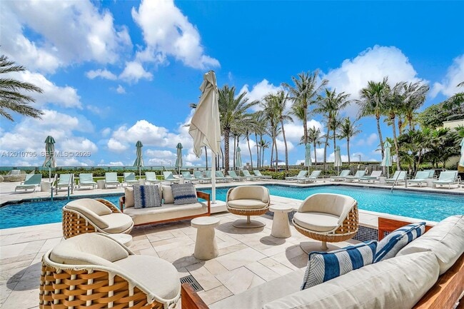 Building Photo - 16051 Collins Ave
