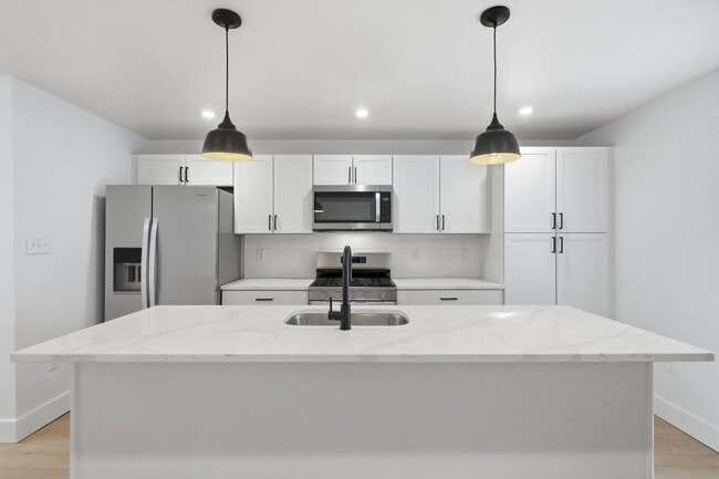 Building Photo - Luxury Rental - South Side Flats