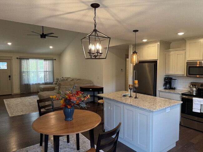 Building Photo - Furnished 3-Bedroom 2 Bath Home in Bella Vista!