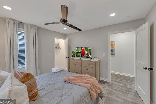 Building Photo - 155 Parkview Dr SE