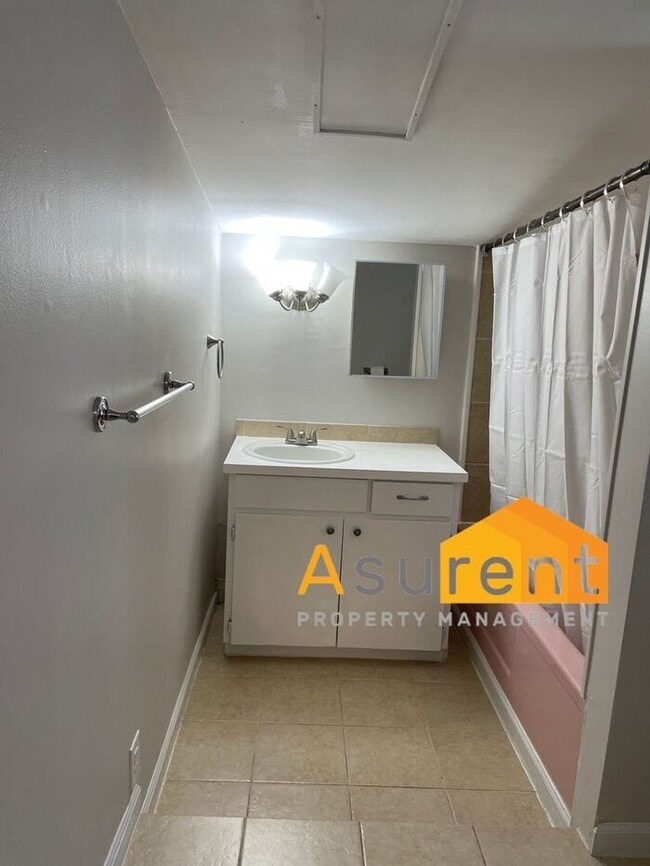 Building Photo - Great 1 Bed 1 Bath Available Soon!