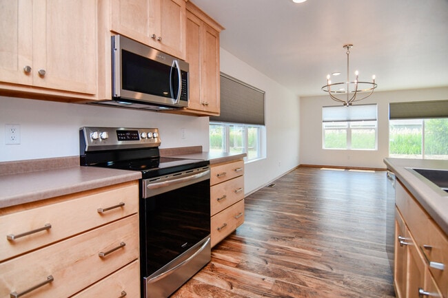 Building Photo - 2220 Blue Stem Ln