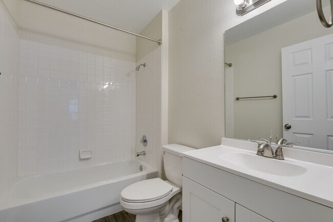 Building Photo - Modern 2-Bedroom Green Valley Townhome