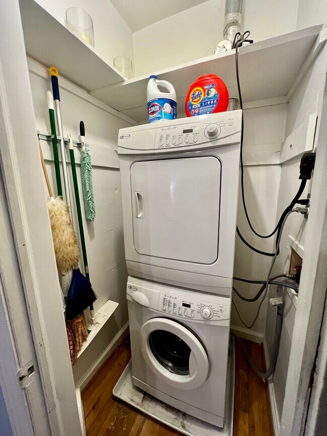 Laundry room with washer/dryer - 430 Lindbergh Dr NE