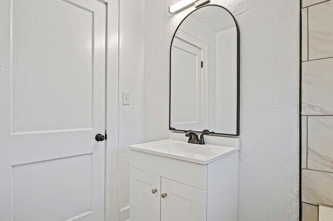 Building Photo - 1524 NE 8th St