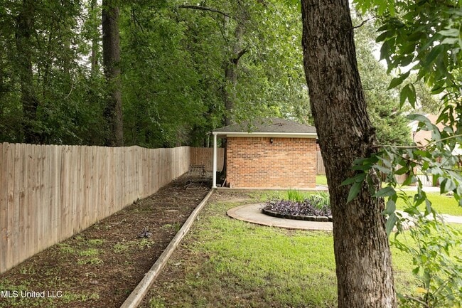 Building Photo - 110 Little John Ln