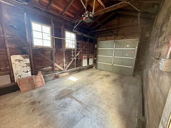 Building Photo - Craftsman Bungalow with Fantastic Fenced Yard