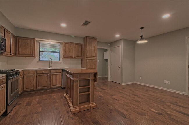 Building Photo - 1102 Fowzer St