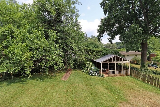 Building Photo - Charming Home With Fenced Yard