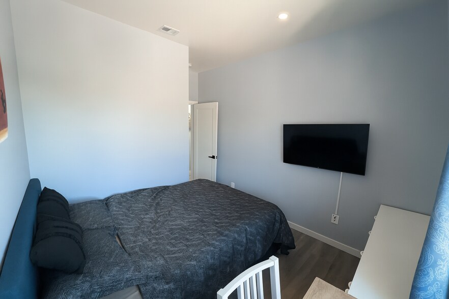 Building Photo - 663 1st Ln