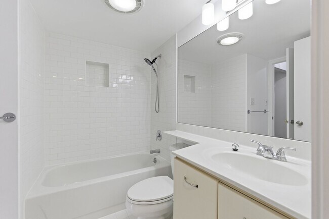 Building Photo - Beautiful 1 BR/1 BA Condo in The Observatory!