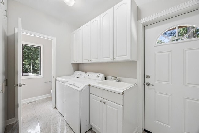 Building Photo - 9336 Falling Waters Dr W